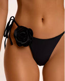 Conjunto de bikini elegante negro de cuello halter con flor